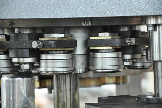 Liquid Drinks Can Filling Sealing Machine with Stainless Steel Material , Normal Pressure