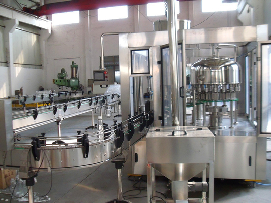 Usine remplissante de boisson complètement automatique, chaîne de production remplissante liquide avec le contrôle de PLC