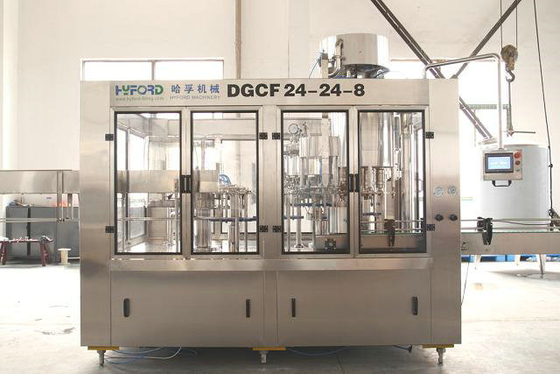 La machine de remplissage carbonatée par bouteille complètement automatique de boissons pour la boisson non alcoolisée/a aéré l'eau