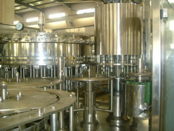 Machines en plastique à grande vitesse de remplissage de bouteilles, chaîne de production remplissante de l'eau de seltz avec le contrôle de PLC