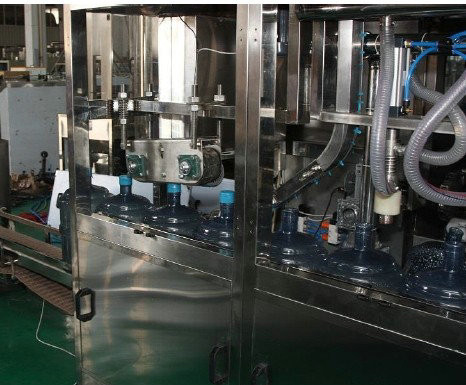 Machine de remplissage de l'eau minérale de 3 gallons, machines de remplissage en plastique de baril d'ANIMAL FAMILIER avec le contrôle de PLC