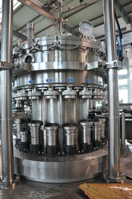 Le bruit fait sur commande peut la machine de remplissage, boisson de kola de soude/plante remplissante de jus par le contrôle pneumatique