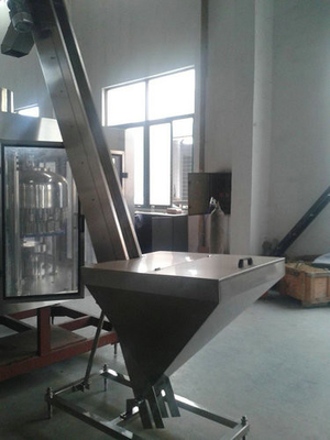 Chaîne de production remplissante de l'eau ascenseur de chapeau pour la machine en plastique de capsule, machine de alimentation